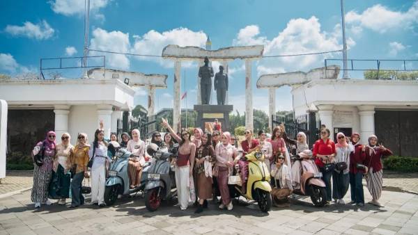 Perempuan Surabaya Tampil Anggun Berkebaya Sambil Berkendara dalam “Filano Chic on Street”