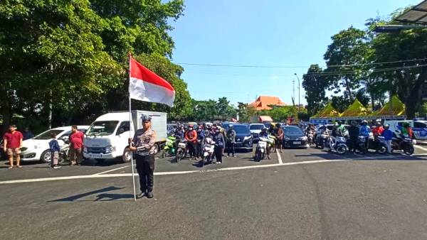 Lima Menit Hening di Surabaya, Jalan Raya Jadi Ruang Persatuan