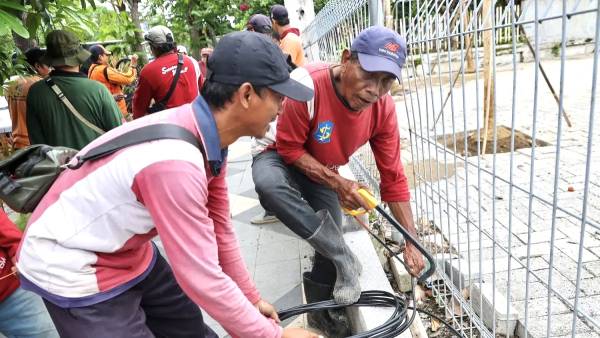 Pemkot Surabaya Perketat Pengawasan Kabel Udara, Provider Tanpa Izin Terancam Dipotong
