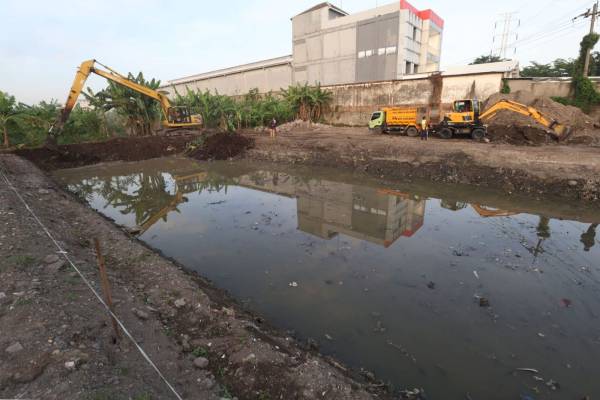Eri Cahyadi Sidak Bozem Tanjungsari, Target Simorejo Bebas Banjir pada November 2026
