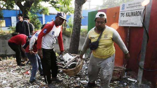 Harga Plastik Melonjak, Aktivitas Pemulung di TPS Surabaya Kian Ramai