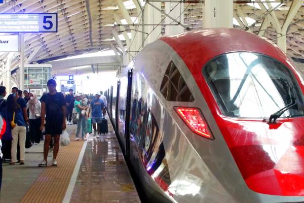 Kereta Cepat Jakarta Surabaya Disambut Positif Eri Cahyadi Siap Dongkrak Ekonomi Surabaya