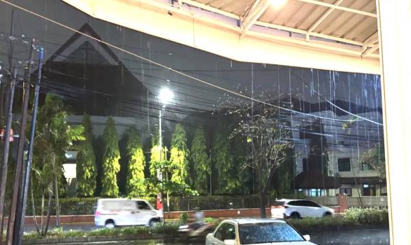 Setelah Sekian Lama Dilanda Panas Terik, Hujan Akhirnya Guyur Surabaya dan Sekitarnya