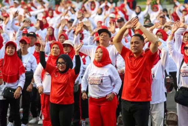 Senam Massal dan Operasi Katarak, Pemkot Surabaya Dorong Lansia Hidup Sehat