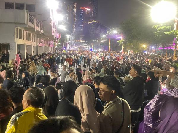 Hujan Tak Surutkan Antusiasme, Ribuan Warga Padati Surabaya Vaganza 2026