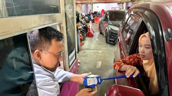 Parkir Tunai Mulai Ditinggalkan, 926 Jukir Surabaya Kini Layani Pembayaran QRIS