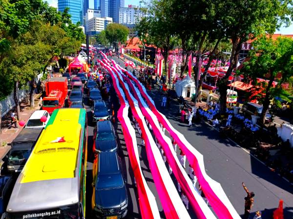 Merah Putih Membentang 14,9 Km di Surabaya, Jatim Pecahkan Rekor Dunia MURI