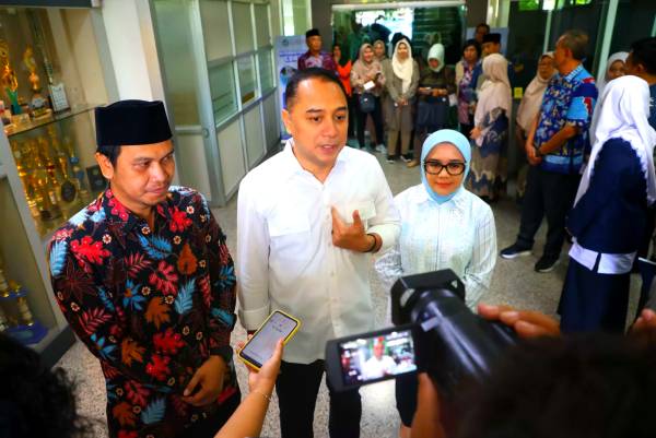Wali Kota Surabaya Minta Orang Tua Tidak Gegabah Laporkan Guru ke Polisi