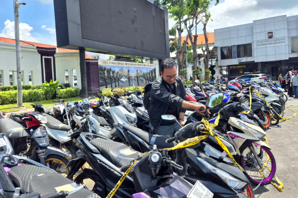 Tak Cuma Motor Curian, Bazar Ranmor Polrestabes Surabaya Pamerkan Ratusan Motor Balap Liar