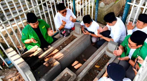 Ziarah Sunyi Wali Kota Pertama Surabaya yang Mulai Terlupakan