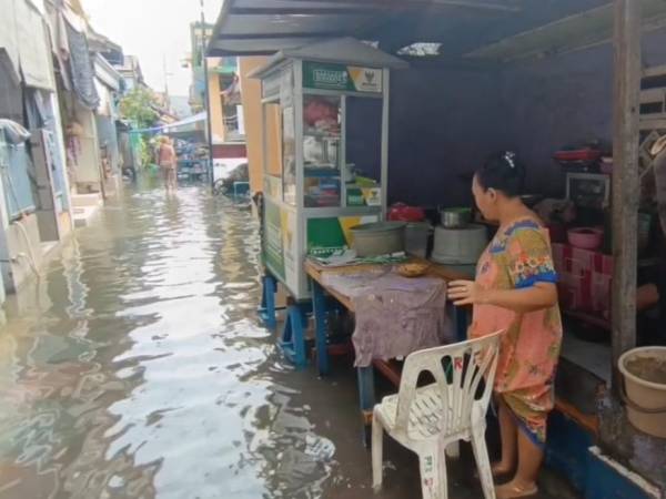 Cuaca Surabaya Hari Ini Didominasi Awan Tebal, Warga Pesisir Diminta Siaga Banjir Rob