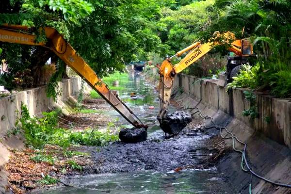Warga Surabaya Tetap Dukung Proyek Saluran Meski Jalan Makin Padat