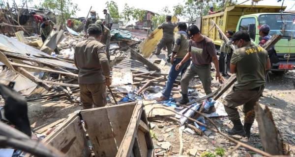 Tanggapi Keluhan Warga, Pemkot Surabaya Penertiban 97 Pengelolaan Sampah Ilegal di Keputih