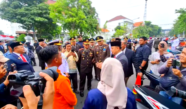 Eri Cahyadi Minta Pelaku Usaha Patuh Aturan Parkir Digital Surabaya