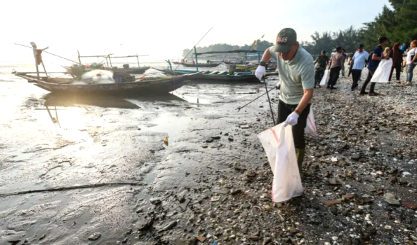 Angkut 2,7 Ton Sampah, Aksi Bersih Pantai Kenjeran Surabaya Libatkan Ribuan Relawan