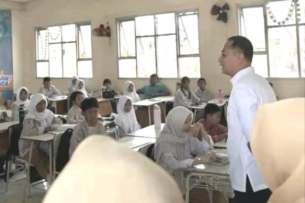 Pemerintah Kota Surabaya Tetapkan Standar Baru Sanitasi Sekolah, Wali Kota Eri Tegaskan Kamar Mandi Harus Setara Mal