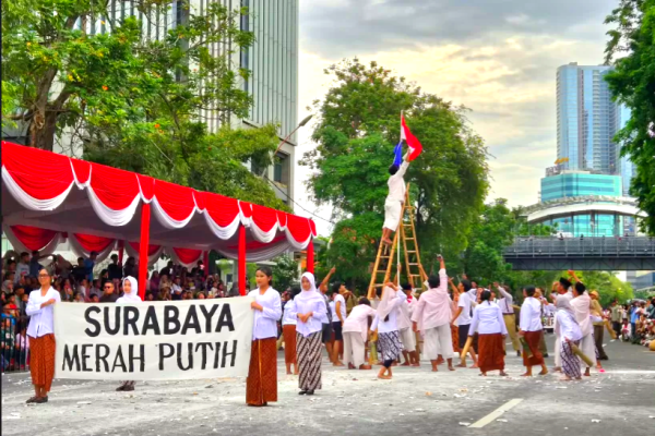 Parade Surabaya Juang 2025 Bikin Warga Larut dalam Semangat Kepahlawanan