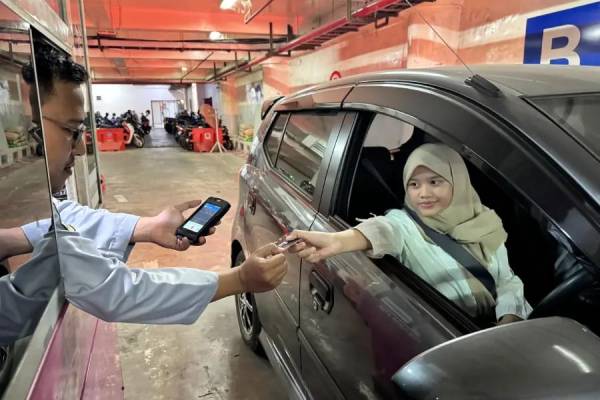 Pemkot Surabaya Terapkan Tarif Parkir Rp80 via QRIS pada 14-17 Agustus