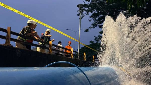 Pipa Induk PAM Surya Sembada Bocor di MERR, Penurunan Tanah Jadi Pemicu, Sejumlah Wilayah Terdampak