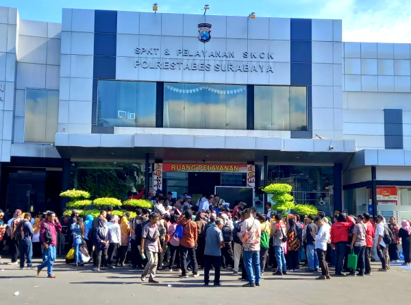 Antrean Ribuan Warga Membludak di Polrestabes Surabaya untuk Urus SKCK Syarat PPPK