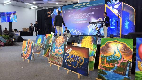 Pameran Kaligrafi ‘Lentera Emas’ Sedot Perhatian Pengunjung FESyar Jawa 2026 di Surabaya