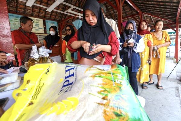 Pasar Tradisional di Surabaya Mulai Sediakan Beras Premium Bulog Rp14.900 per Kg