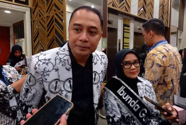 Eri Buka Pintu Investor Taksi Listrik, Tapi Wajib Pekerjakan Warga Surabaya