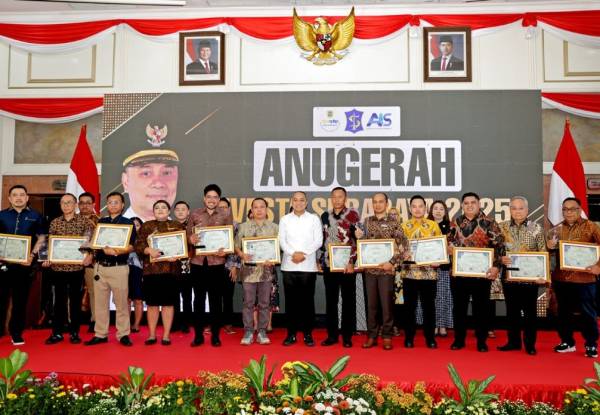 Pemkot Surabaya Beri Penghargaan kepada 22 Perusahaan melalui Anugerah Investa Surabaya 2025