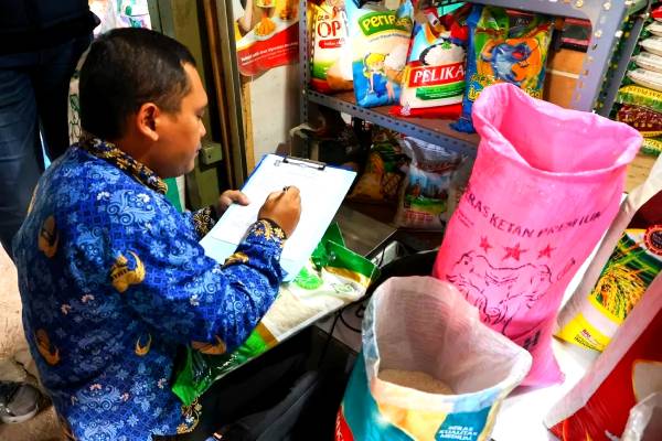 Surabaya Aman dari Beras Oplosan, Stok Cukup hingga 8 Bulan ke Depan