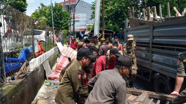 PKL Kali Kepiting Diminta Tetap Berjualan, DPRD Surabaya Usulkan Penataan Kawasan