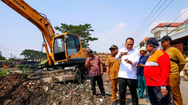 Aspal Jalan Molor, Eri Cahyadi Ultimatum Kontraktor