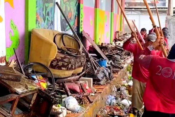 Sampah Sofa dan Kasur Nyaris Bikin Rumah Pompa Surabaya Macet