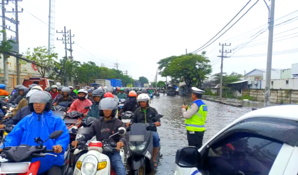 Banjir Rob Lumpuhkan Jalur Surabaya–Gresik, Pemkot Maksimalkan Rumah Pompa dan Tutup Pintu Air Laut