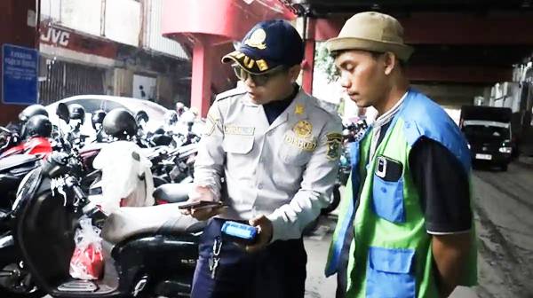 Ratusan Juru Parkir di Surabaya Beralih ke Sistem Digital, Pembayaran Kini Non-Tunai