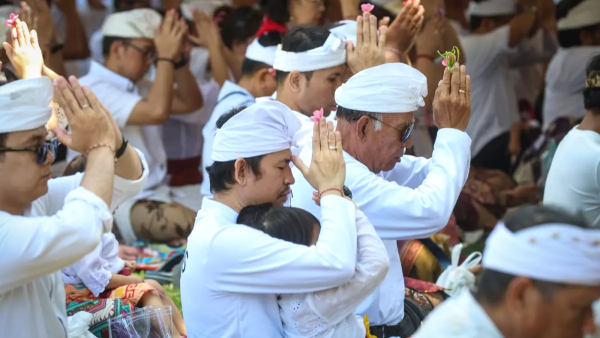 Nyepi dan Lebaran Berdekatan, Wali Kota Eri Cahyadi Imbau Warga Tahan Takbiran di Sekitar Pura