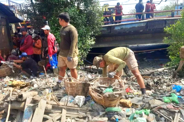 Pemkot Surabaya Genjot Normalisasi Sungai Kalianak, Angkut Sepuluh Truk Sampah