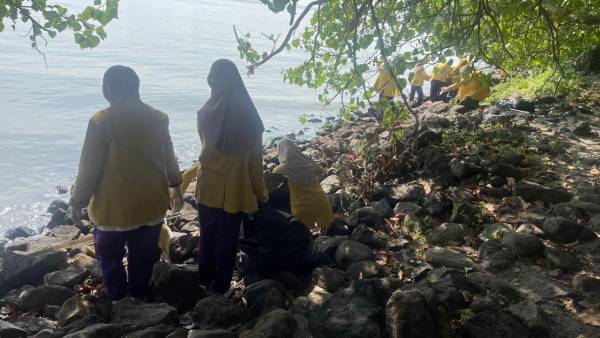 Aksi Peduli Lingkungan! Siswa SMP Muhammadiyah 2 Surabaya Bersihkan Pantai Kenjeran, Ajak Warga Stop Buang Sampah Sembarangan
