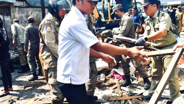 Bikin Macet Parah, Satpol PP Surabaya Bongkar Lapak Pedagang di Pasar Tumpah Simo Katrungan