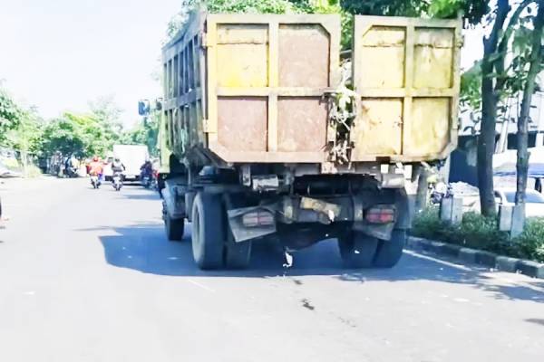 Pemkot Surabaya Perketat Uji Kelayakan Truk Sampah Swasta, Armada Tak Layak Dilarang Beroperasi