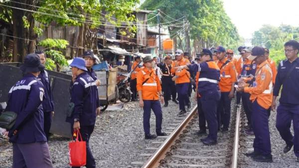 Inspeksi Jalan Kaki Jalur Wonokromo–Sepanjang, KAI Pastikan Kesiapan Proyek Double Track