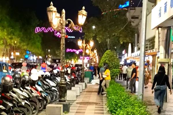 Warga Minta Jalan Tunjungan Bebas Parkir Eri Cahyadi Langsung Tindak
