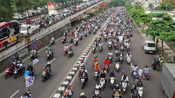 Ribuan Buruh Padati Surabaya saat May Day, Bergerak ke Kantor Gubernur dengan Pengawalan Aparat
