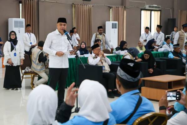 Wali Kota Surabaya Berangkatkan Jemaah Haji, Eri Cahyadi Titip Harapan dan Doa untuk Keberkahan Kota