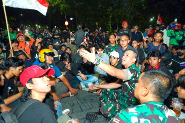 Pendekatan Humanis Pangdam V/Brawijaya Selamatkan Grahadi dari Amukan Massa
