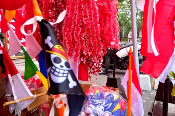 Pedagang Surabaya Pikat Pembeli Pakai Bendera One Piece