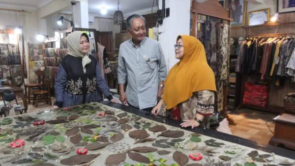 Menteri PU Terpikat Ecoprint Karya UMKM Surabaya, Produk Ramah Lingkungan Kian Dilirik Nasional