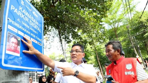 Surabaya Perkuat Transparansi Parkir, Identitas Jukir Kini Terpasang di Rambu Digital