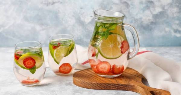 Infused Water Tidak Lebih Sehat dari Air Putih, Ini Penjelasan Ahli