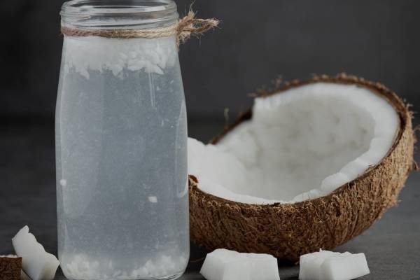 Cuaca Panas, Air Putih atau Air Kelapa yang Lebih Baik untuk Hidrasi? Ini Kata Pakar Gizi