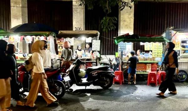 Ngabuburit di Jalan Tunjungan, Kuliner UMKM Jadi Buruan Warga Surabaya